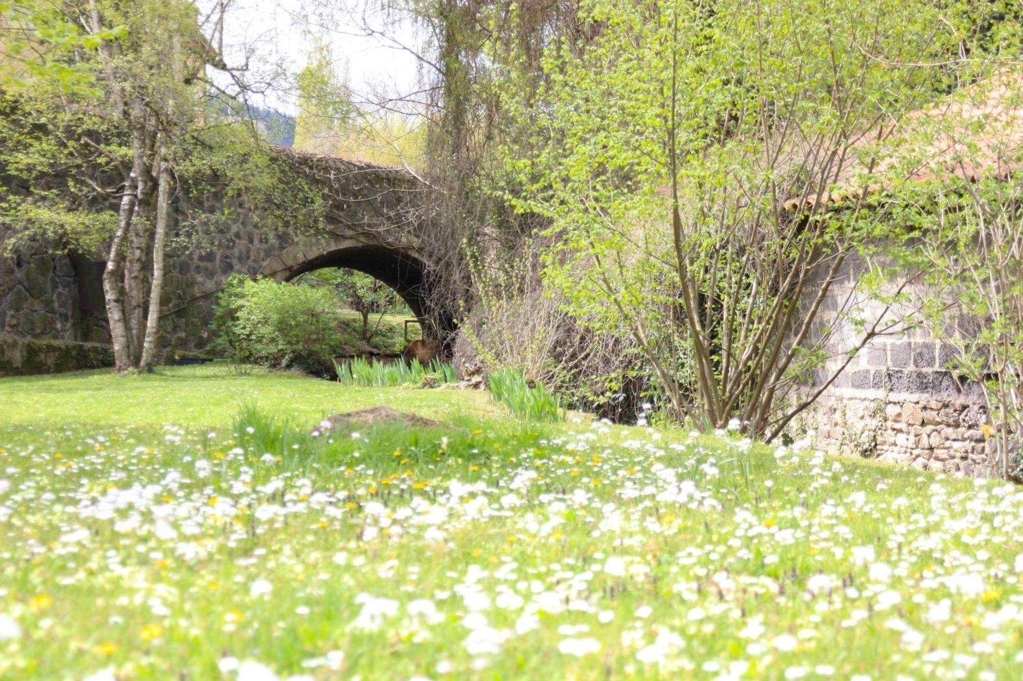 Un Jardin Secret Bed & Breakfast Yzeron Bagian luar foto