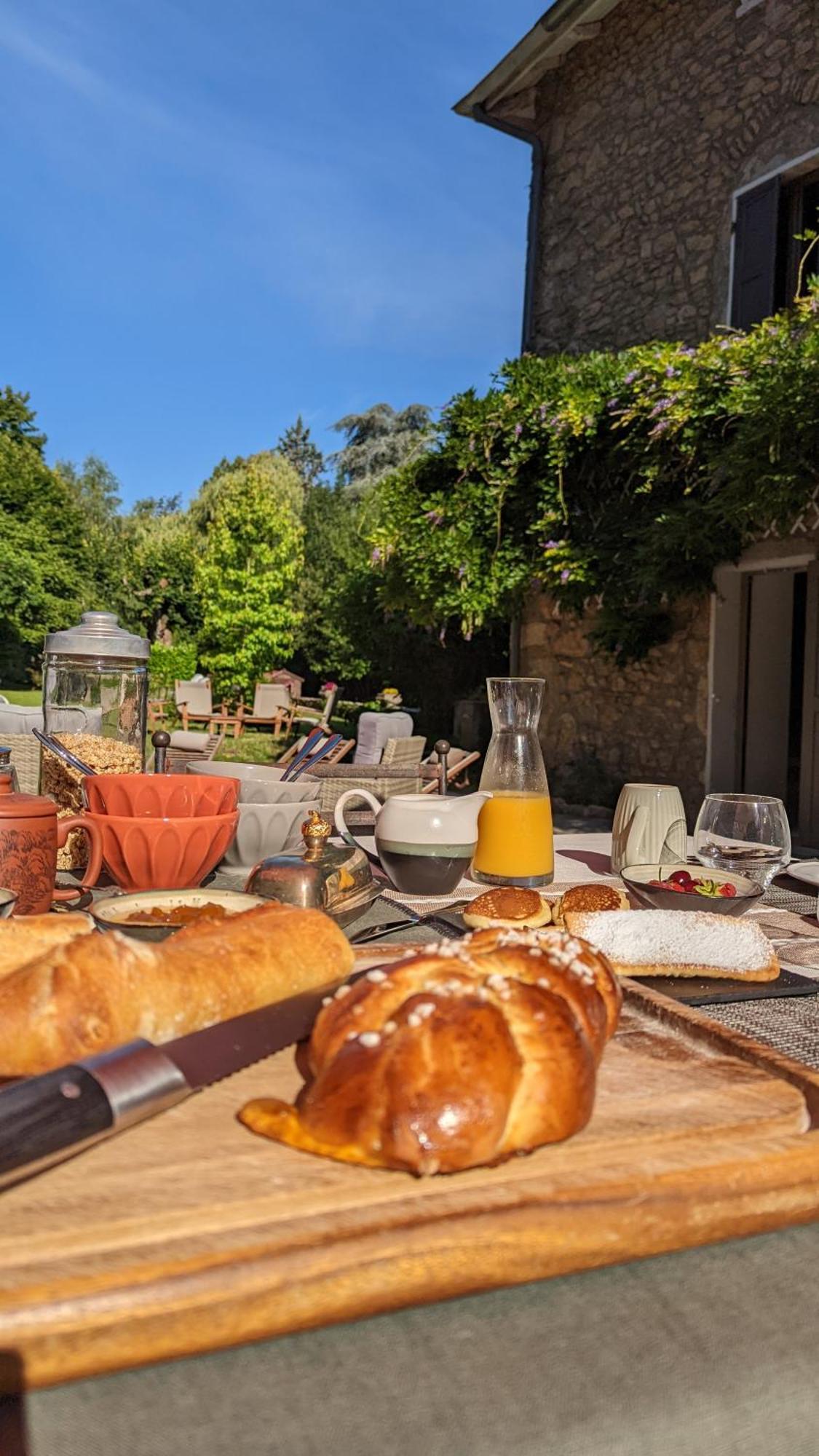Un Jardin Secret Bed & Breakfast Yzeron Bagian luar foto